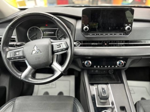 Mitsubishi Outlander Vehicle Full-screen Gallery Image 11