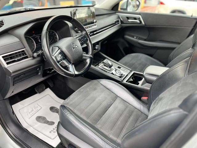 Mitsubishi Outlander Vehicle Full-screen Gallery Image 12