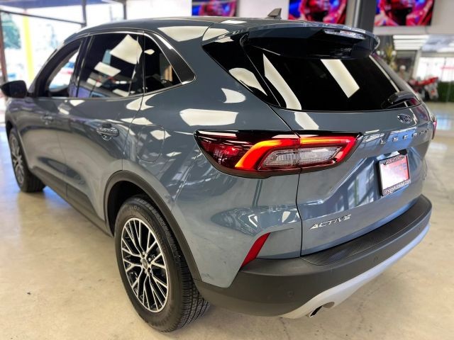 Ford Escape Vehicle Full-screen Gallery Image 03