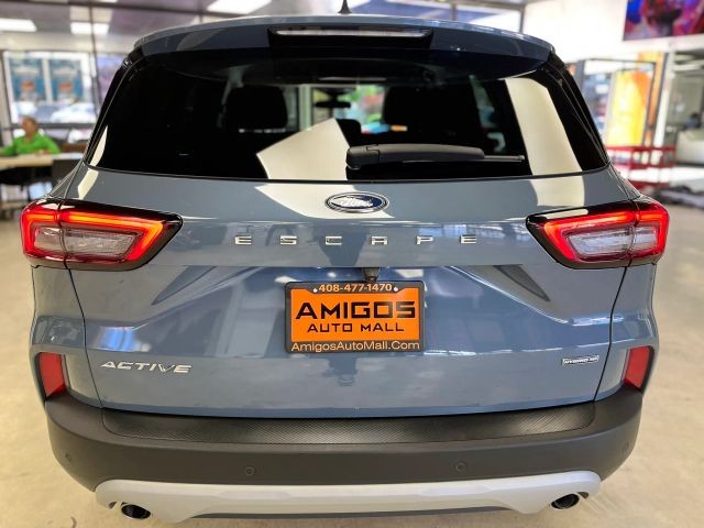 Ford Escape Vehicle Full-screen Gallery Image 04