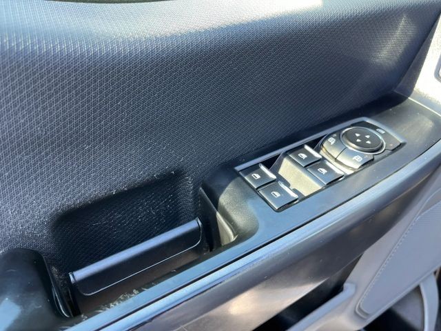 Ford F-150 Vehicle Full-screen Gallery Image 15