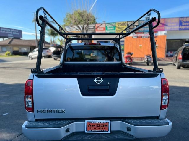 Nissan Frontier Vehicle Full-screen Gallery Image 04