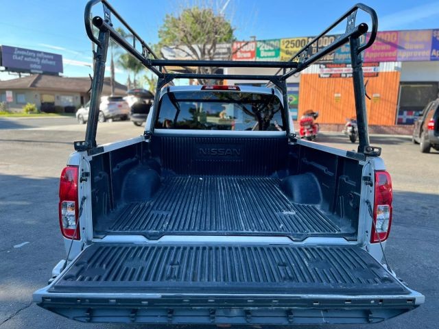 Nissan Frontier Vehicle Full-screen Gallery Image 05