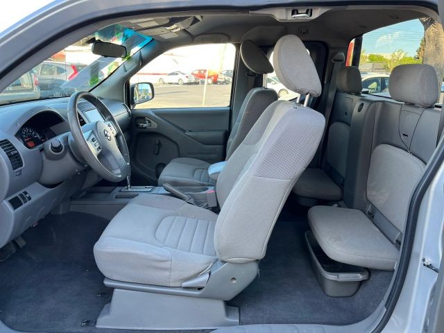 Nissan Frontier Vehicle Full-screen Gallery Image 11