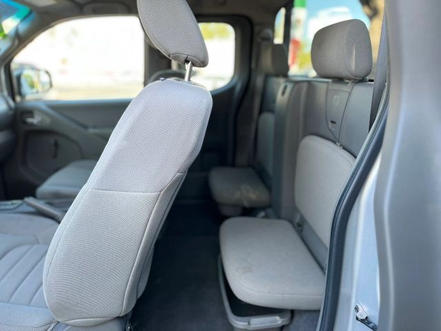 Nissan Frontier Vehicle Full-screen Gallery Image 12