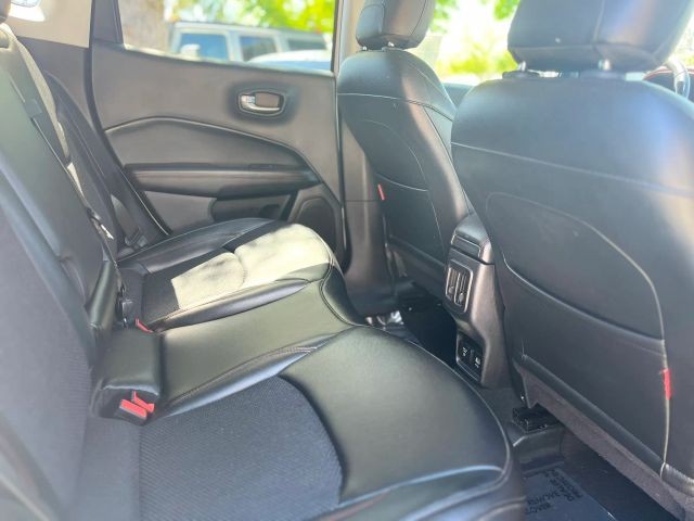 Jeep Compass Vehicle Full-screen Gallery Image 13