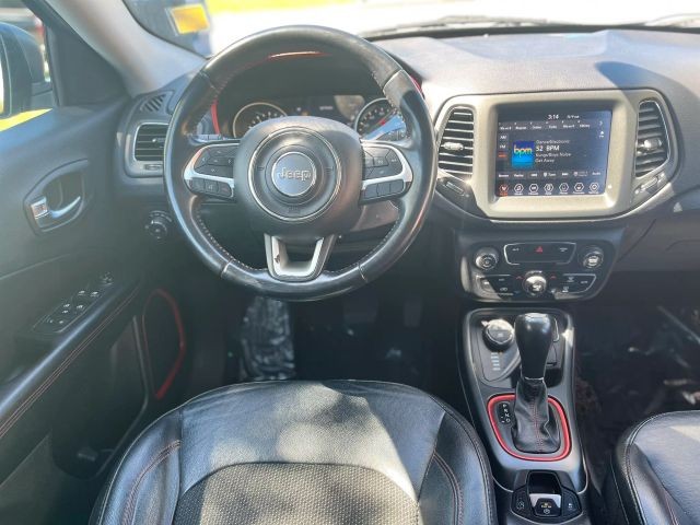 Jeep Compass Vehicle Full-screen Gallery Image 15