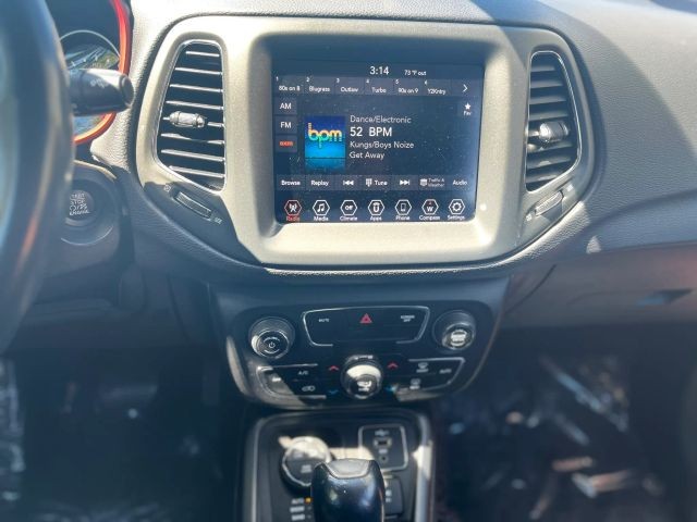 Jeep Compass Vehicle Full-screen Gallery Image 17