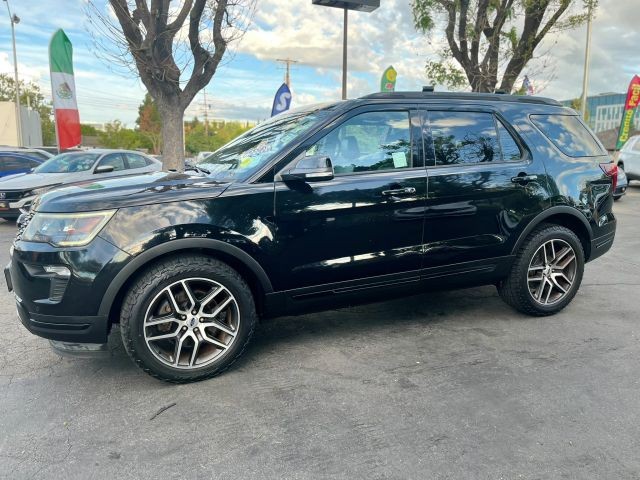 Ford Explorer Vehicle Full-screen Gallery Image 02