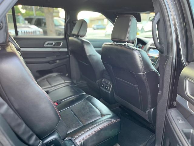 Ford Explorer Vehicle Full-screen Gallery Image 10