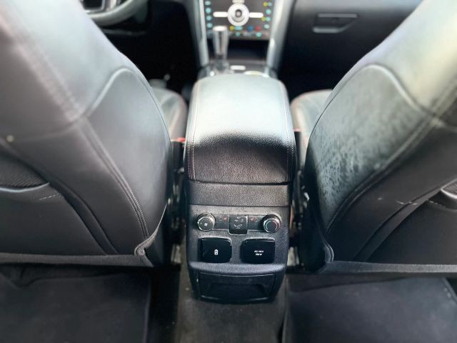 Ford Explorer Vehicle Full-screen Gallery Image 11