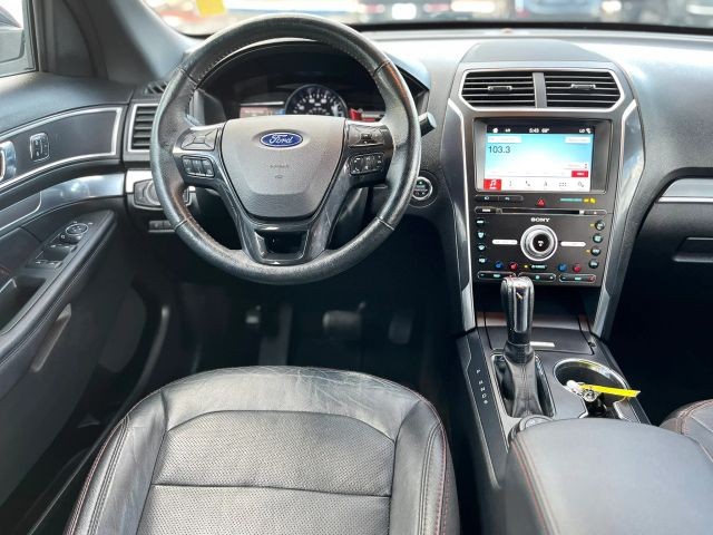 Ford Explorer Vehicle Full-screen Gallery Image 12