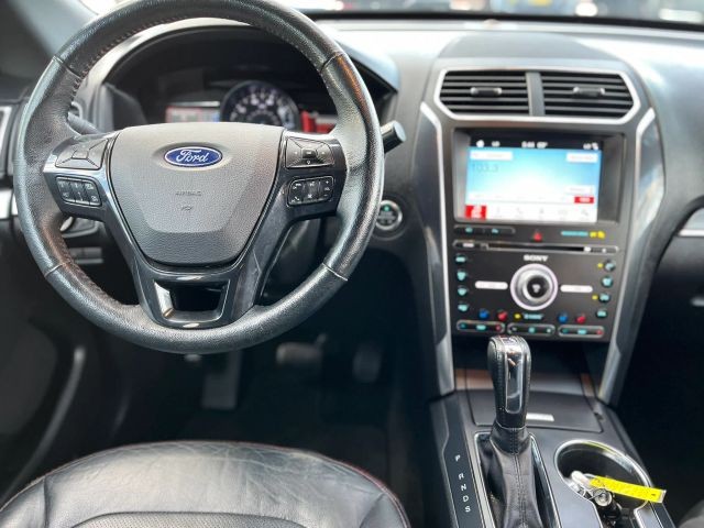 Ford Explorer Vehicle Full-screen Gallery Image 13