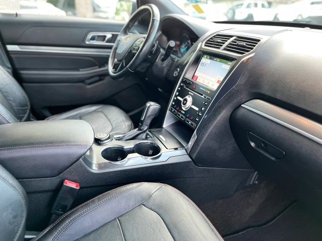 Ford Explorer Vehicle Full-screen Gallery Image 14