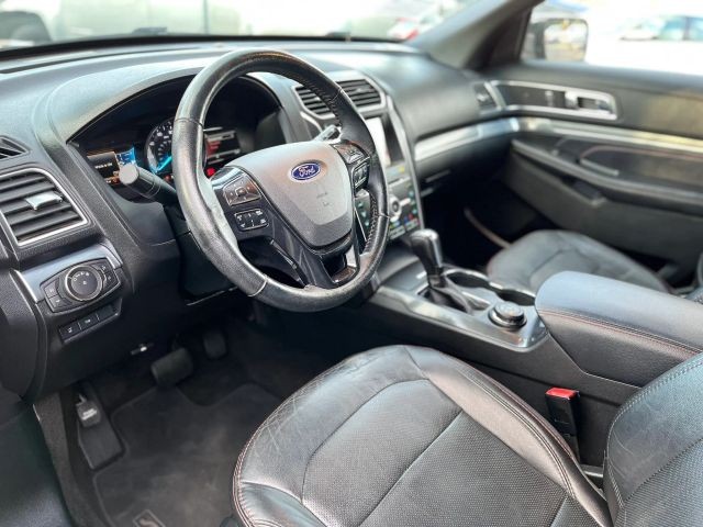 Ford Explorer Vehicle Full-screen Gallery Image 15