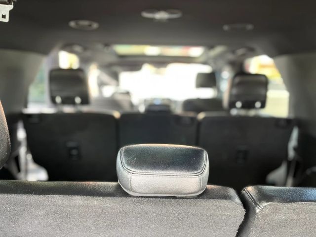 Ford Expedition Max Vehicle Full-screen Gallery Image 09