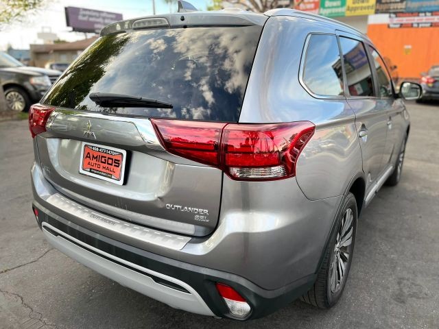 Mitsubishi Outlander Vehicle Full-screen Gallery Image 05