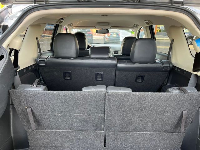 Mitsubishi Outlander Vehicle Full-screen Gallery Image 10