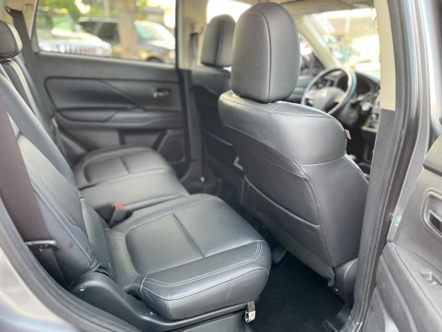 Mitsubishi Outlander Vehicle Full-screen Gallery Image 11