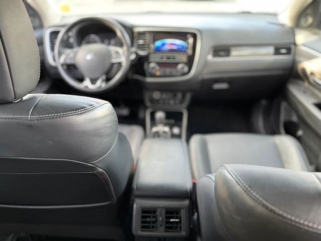 Mitsubishi Outlander Vehicle Full-screen Gallery Image 12