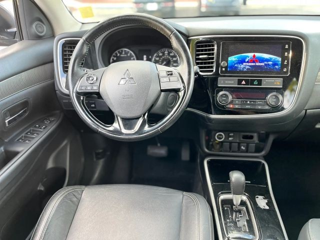 Mitsubishi Outlander Vehicle Full-screen Gallery Image 13