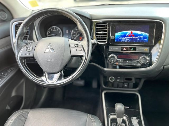 Mitsubishi Outlander Vehicle Full-screen Gallery Image 14