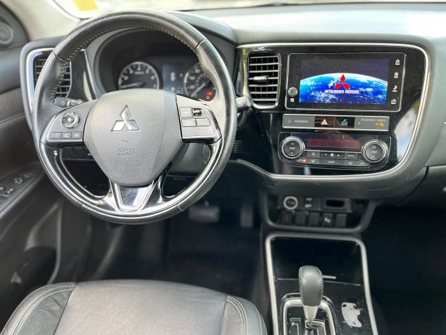 Mitsubishi Outlander Vehicle Full-screen Gallery Image 15