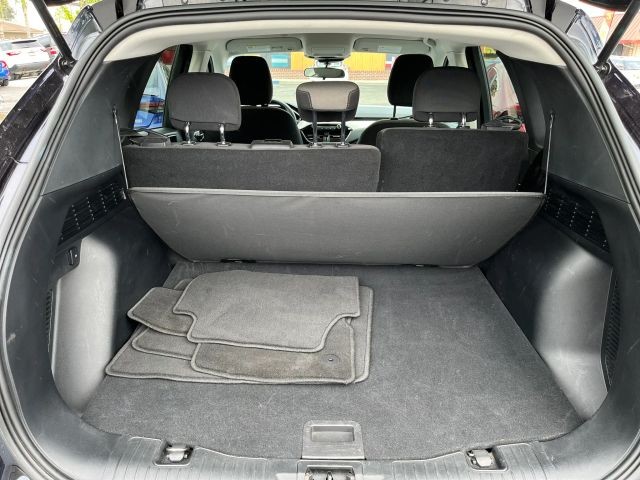 Ford Escape Vehicle Full-screen Gallery Image 09