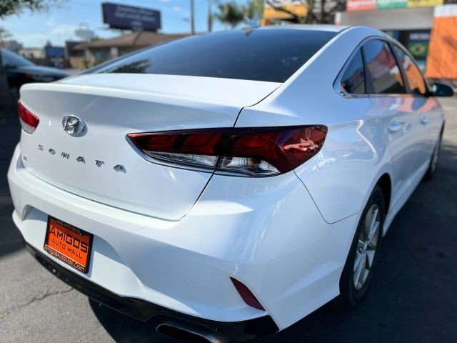 Hyundai Sonata Vehicle Full-screen Gallery Image 05