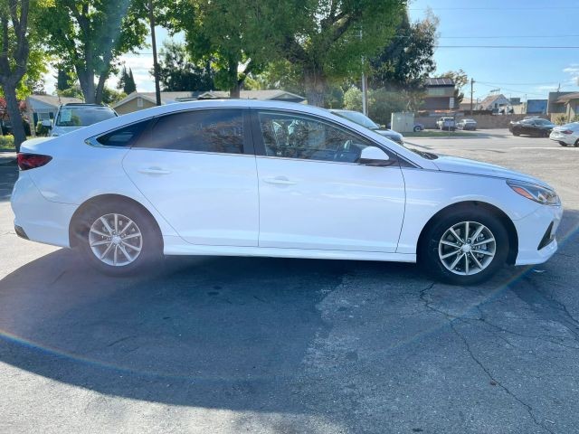 Hyundai Sonata Vehicle Full-screen Gallery Image 06