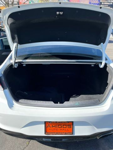 Hyundai Sonata Vehicle Full-screen Gallery Image 09