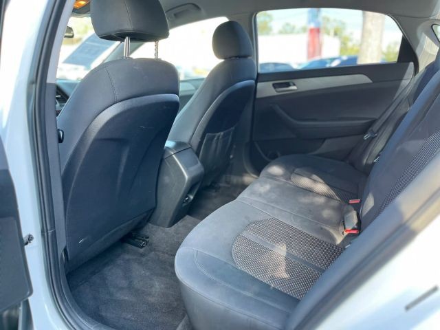 Hyundai Sonata Vehicle Full-screen Gallery Image 10