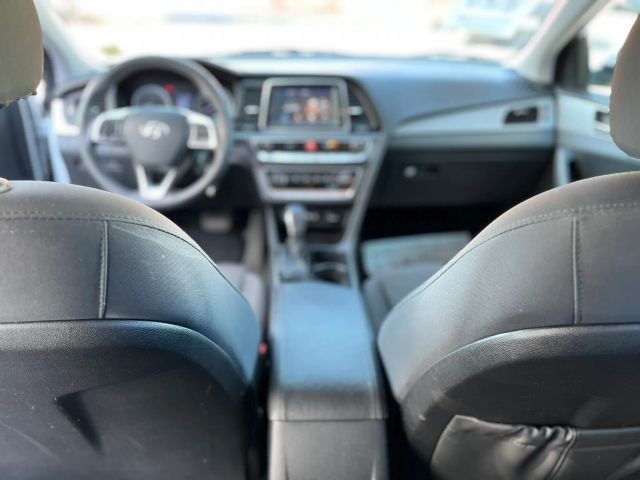 Hyundai Sonata Vehicle Full-screen Gallery Image 11