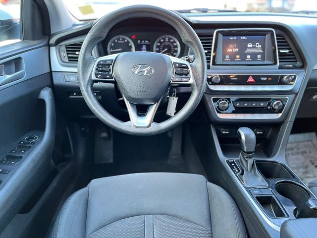 Hyundai Sonata Vehicle Full-screen Gallery Image 12