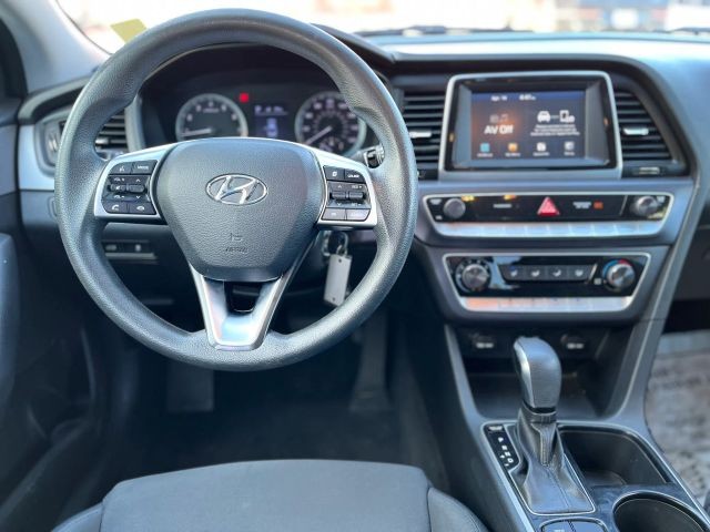 Hyundai Sonata Vehicle Full-screen Gallery Image 13