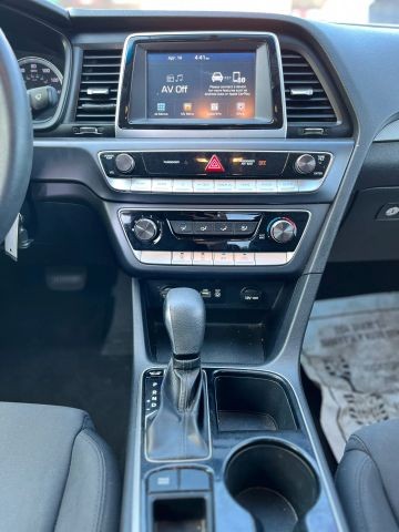 Hyundai Sonata Vehicle Full-screen Gallery Image 14