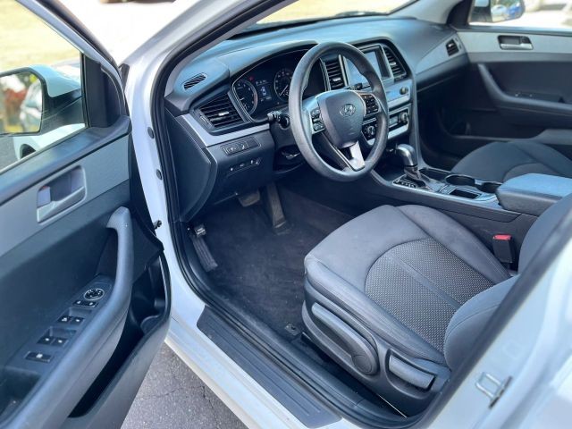 Hyundai Sonata Vehicle Full-screen Gallery Image 15