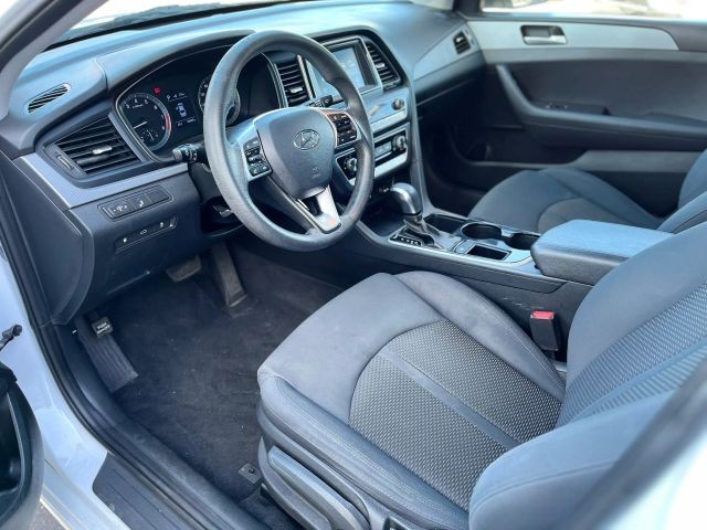 Hyundai Sonata Vehicle Full-screen Gallery Image 16