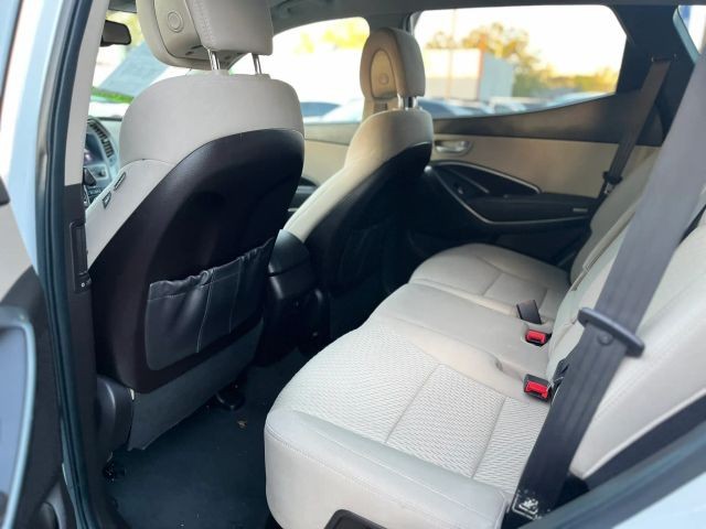 Hyundai Santa Fe Sport Vehicle Full-screen Gallery Image 09