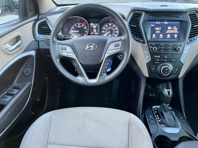 Hyundai Santa Fe Sport Vehicle Full-screen Gallery Image 11