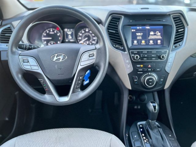 Hyundai Santa Fe Sport Vehicle Full-screen Gallery Image 12