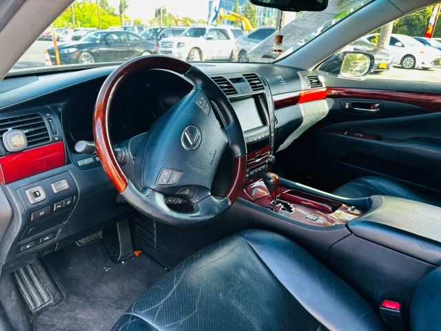Lexus LS 460 Vehicle Full-screen Gallery Image 08