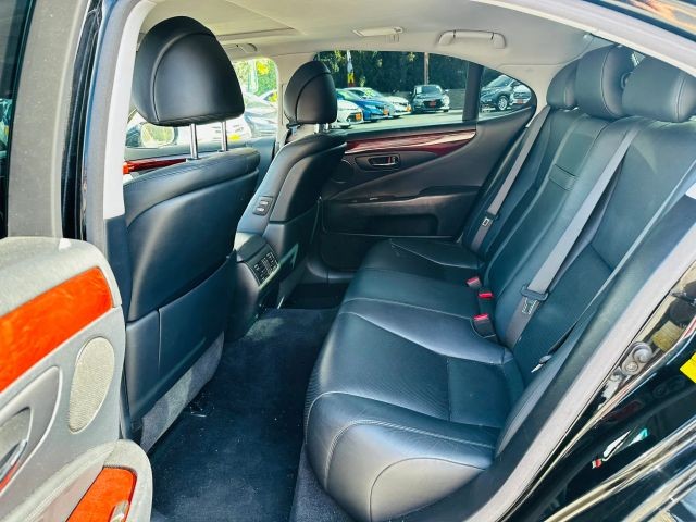 Lexus LS 460 Vehicle Full-screen Gallery Image 09