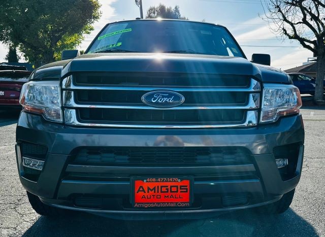 Ford Expedition Vehicle Full-screen Gallery Image 02