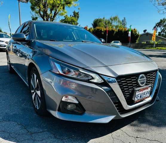 Nissan Altima Vehicle Full-screen Gallery Image 03