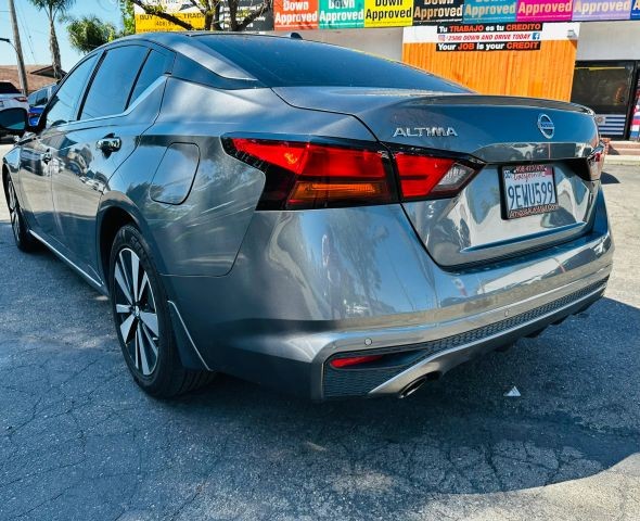 Nissan Altima Vehicle Full-screen Gallery Image 04