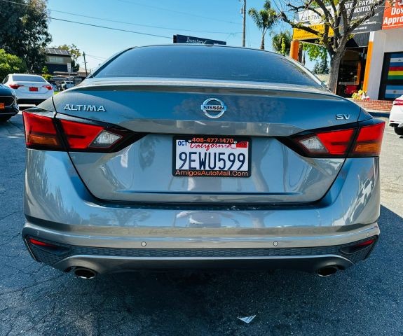 Nissan Altima Vehicle Full-screen Gallery Image 05