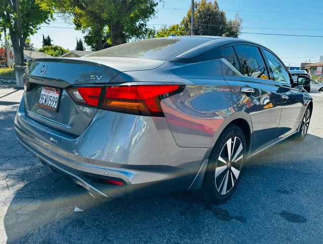 Nissan Altima Vehicle Full-screen Gallery Image 06