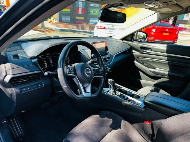 Nissan Altima Vehicle Full-screen Gallery Image 07