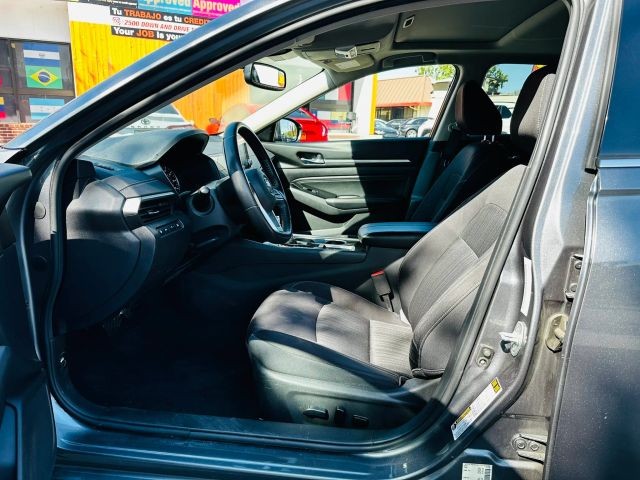 Nissan Altima Vehicle Full-screen Gallery Image 08